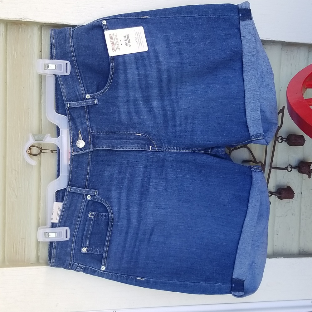 NEW with TAGS Women's Size 16, Levi's, Jean SHORTS!
